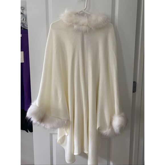 Adrienne Vittadini White Knit Poncho Faux Fur Trim NWT - Picture 4 of 4